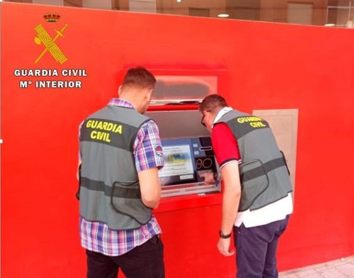 La Guardia Civil inspecciona un cajero automático.