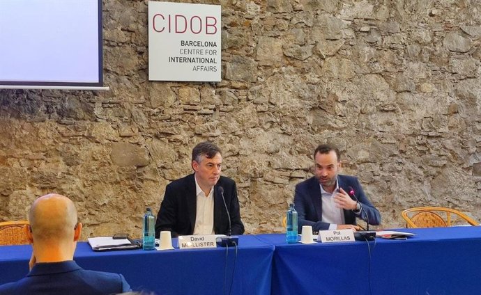 El presidente de la Comisión de Exteriores del Parlamento Europeo (PE), David McAllister, y el director del Cidob, Pol Morillas.