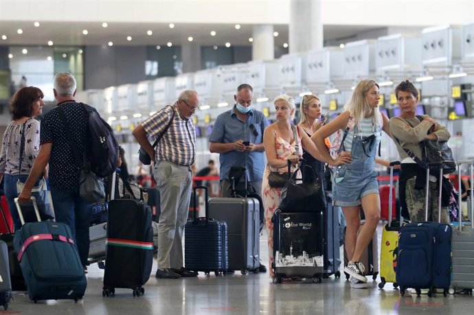 Imagen de pasajeros en el aeropuerto de Málaga-Costa del Sol a 1 de julio de 2022 en Málaga (Andalucía, España)
