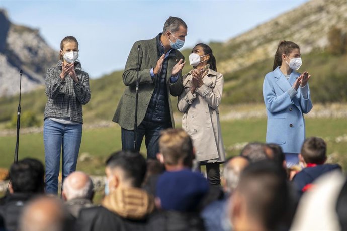 Archivo - (I-D) La princesa Leonor; el rey Felipe VI; la reina Letizia; y la infanta Sofía, aplauden en el acto de entrega del Premio al Pueblo Ejemplar de Asturias 2021, que concedió la Fundación Princesa de Asturias a Santa María del Puerto de Somiedo.