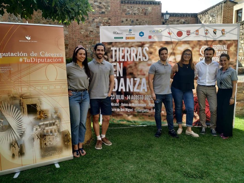 La directora del Cemart, Toni Álvarez, y el diputado de Culltura, Fernando Grande, junto a los organizadores del festival 'Tierras en danza'