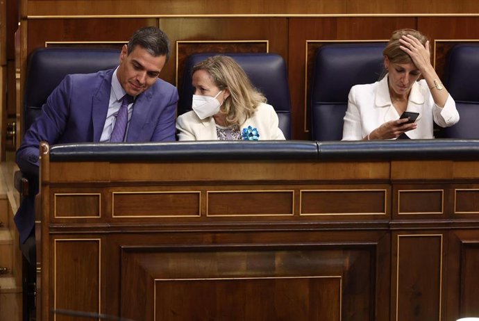 Archivo - (I-D) El presidente del Gobierno, Pedro Sánchez; la vicepresidenta primera y ministra de Asuntos Económicos y Transformación digital, Nadia Calviño; y la vicepresidenta Segunda del Gobierno y Ministra de Trabajo y Economía Social, Yolanda Díaz