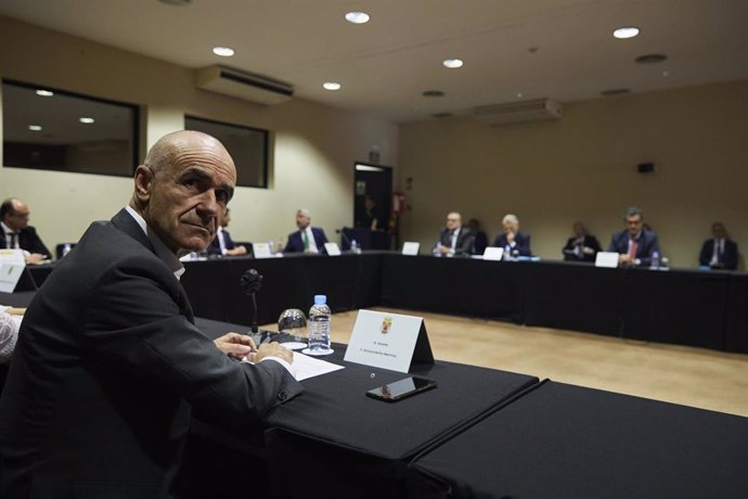 El alcalde de Sevilla, Antonio Muñoz, durante la primera reunión de Abengoa con el Ministerio de Industria y la Junta de Andalucía. 