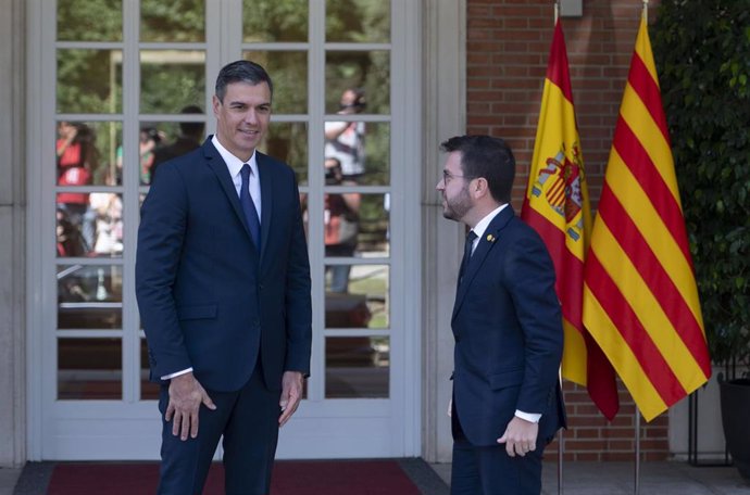 El presidente del Gobierno, Pedro Sánchez (i), y el de la Generalitat, Pere Aragonés, a su llegada a una reunión, en La Moncloa, a 15 de julio de 2022, en Madrid (España). Es la primera vez que se reúnen después del choque entre la Generalitat y el Gobi