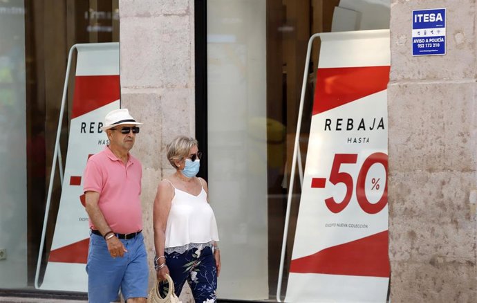 Archivo - Personas sin mascarilla y con mascarillas en la calle Larios de Málaga capital en una imagen de archivo