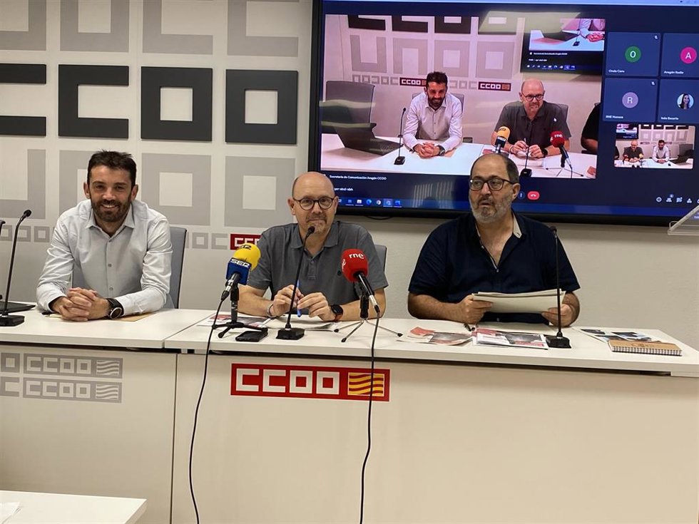 Manuel Pina y Luis Clarimón (CCOO) con el alcalde de Aínsa, Enrique  Pueyo.