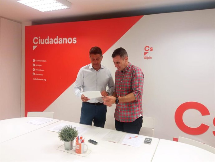 El diputado de Ciudadanos en la Junta General del Principado Manuel Cifuentes y el concejal de Ciudadanos en Gijón Rubén Pérez Carcedo.