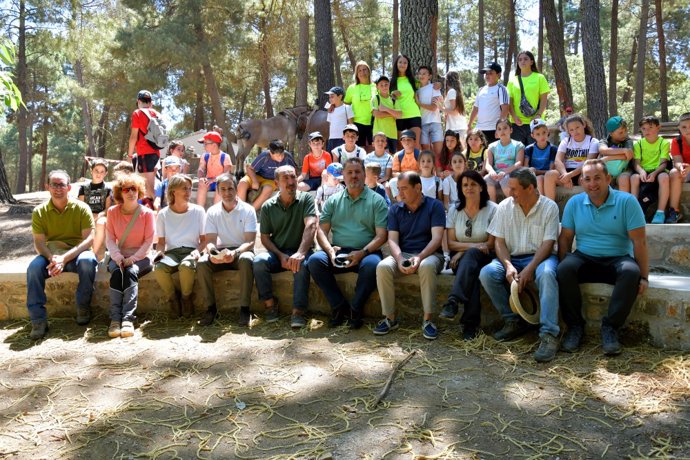 El delegado territorial de Desarrollo Sostenible de la Junta en Granada, Manuel Francisco García, ha girado una visita a la Zona de Acampada Controlada (ZAC) de El Robledal.