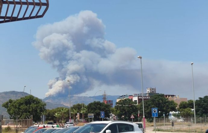 Vista del incendio forestal declarado en el paraje El Higuerón de Mijas (Málaga) este 15 de julio, desde Málaga capital.