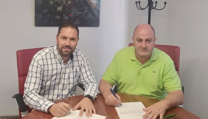 El delegado de Infraestructuras Rurales de la Diputación de Córdoba, Manuel Olmo (izda.), junto al alcalde de Posadas, Emilio Martínez.