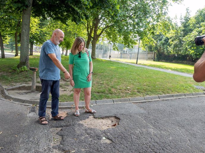 La portavoz de Somos Oviedo, Ana Taboada, visita  varias infraestructuras del barrio de Fozaneldi.