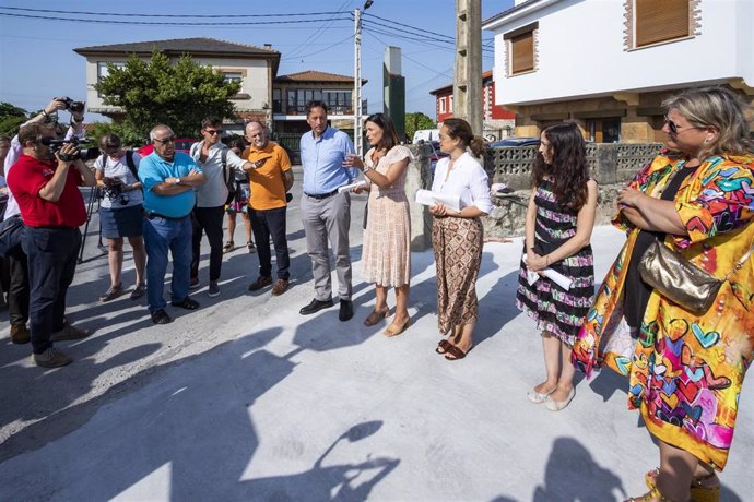 El consejero de Obras Públicas, , José Luis Gochicoa, y la alcaldesa de Santander, Gema Igual, en Corbanera.