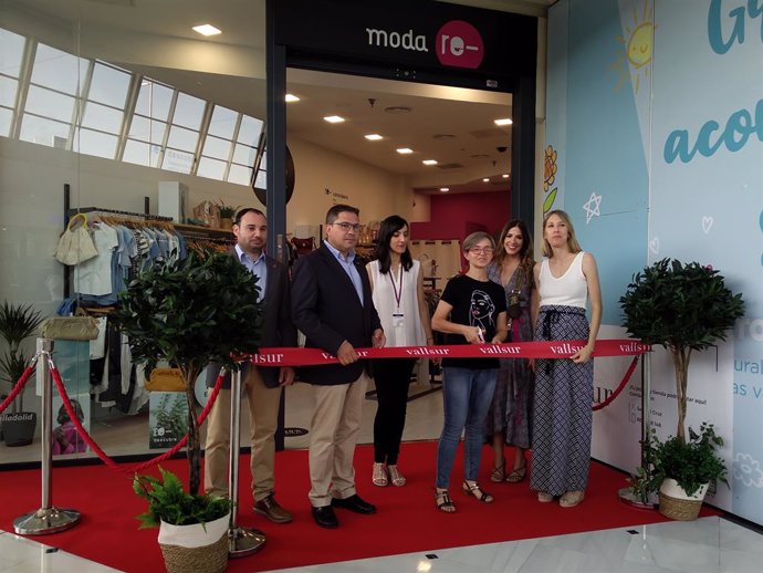 Inauguración tienda Moda re- en Vallsur