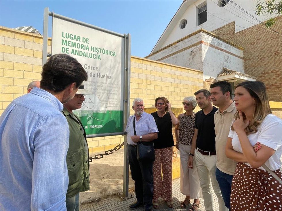 Parlamentarios, diputados, senadores socialistas y representantes del colectivo memorialista de la provincia, a las puertas de la antigua cárcel de Huelva, declarado como Lugar de la Memoria Histórica de Andalucía.