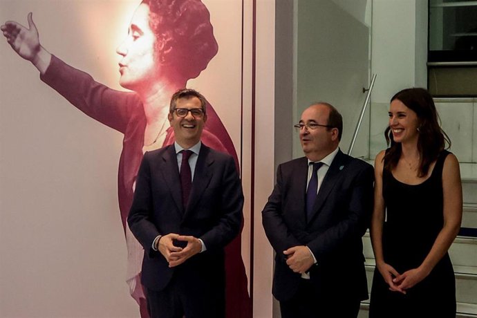 (I-D) El ministro de la Presidencia, Félix Bolaños; el ministro de Cultura, Miquel Iceta, y la ministra de Igualdad, Irene Montero, en la exposición 'Clara Campoamor Rodríguez: mujer y ciudadana (1888-1972)', en la Biblioteca Nacional de España 