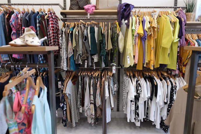 Inauguración de nueva tienda 'Moda Re-' en el centro comercial Vallsur de Valladolid