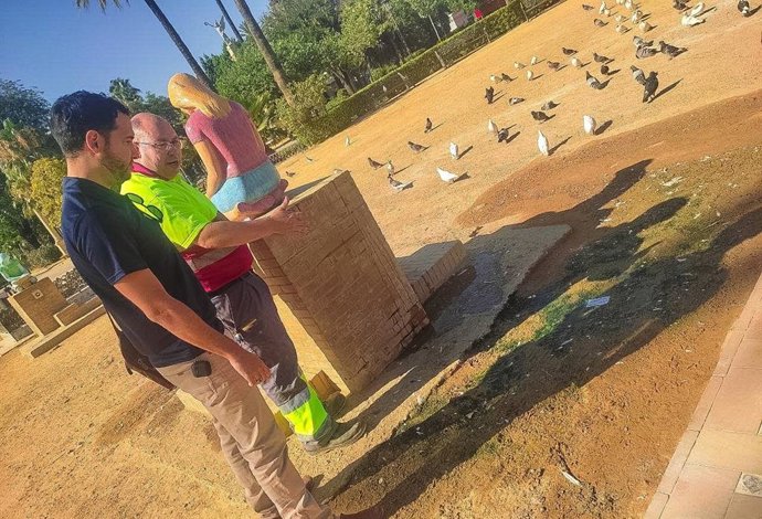El portavoz de la coalición Adelante Sevilla, Daniel González Rojas, conversa con un trabajador municipal en el Parque de María Luisa, en foto de archivo.