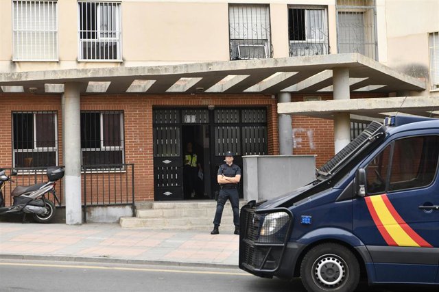 Un agente de Policía Nacional en la puerta de la vivienda donde se ha realizado un registro policial, a 7 de julio de 2022, en Ceuta (España). (Foto de archivo).
