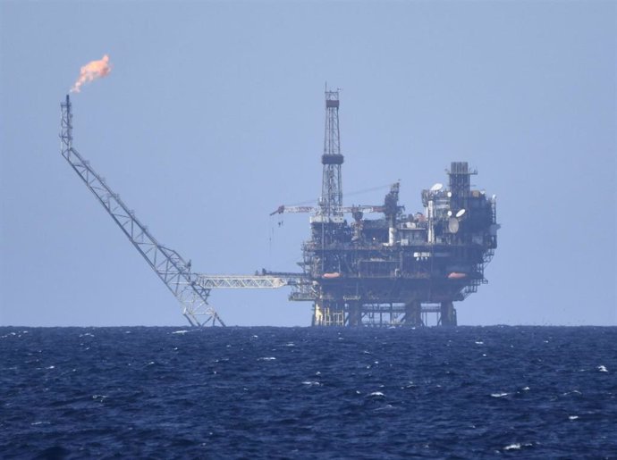 Archivo - Una plataforma de gas y petróleo frente a la costa de Libia en el Mediterráneo Central en la zona de Bahr Essalam Gas Field y Bouri Oilfiield, a 25 de febrero de 2022, en Libia