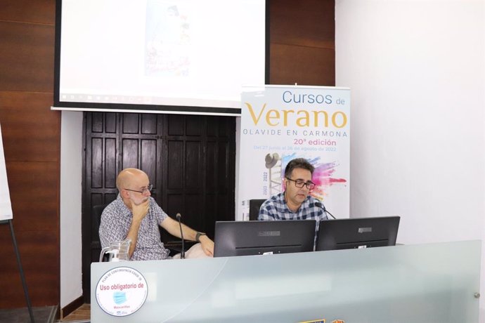 El director de cine Jesús Ponce (derecha) durante su intervención en la conferencia 'El proceso de creación en un guionista y director'.