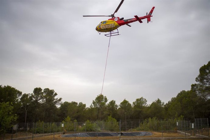 Un helicóptero vigila la zona de Sant Pere de Ribes tras haberse producido un incendio, a 21 de junio de 2022