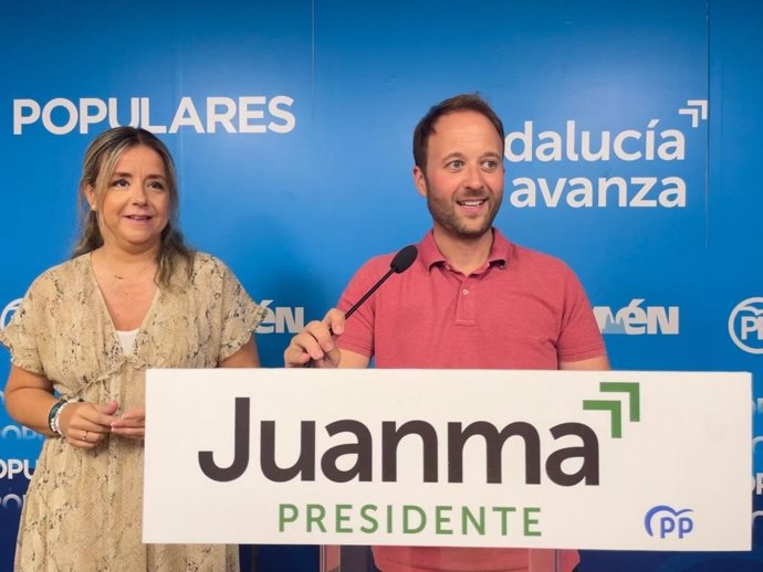 Erik Domínguez, junto a Elena González.