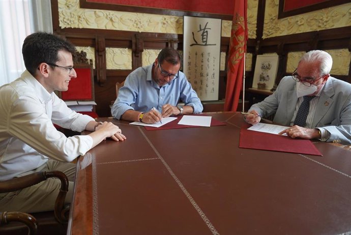 El alcalde de Valladolid, Óscar Puente, y el presidente del Colegio, Jesús Eliz Cantalapiedra han firmado el documento este viernes en la Casa Consistorial
