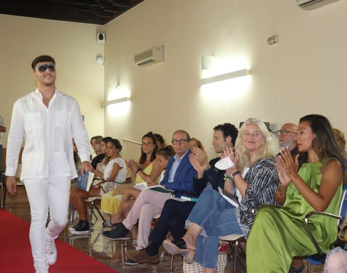 Desfile 'Dalbaro' en la Biblioteca Pública Provincial de Cádiz
