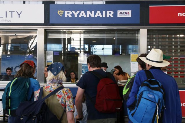 Diverses persones s'acosten a les finestretes de Ryanair