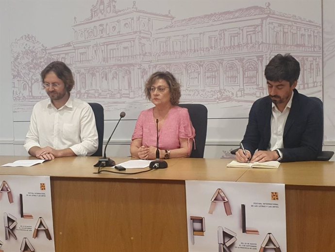 La concejal de Acción y Promoción Cultural del Ayuntamiento de León, Evelia Fernández, junto al organizador del Festival Internacional de las Letras y las Artes, Rafael Saravia, y el diputado de Cultura, Arte y Patrimonio.