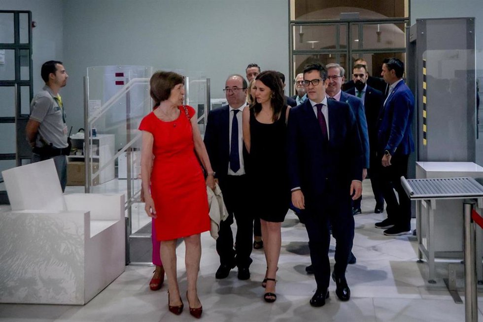 El ministro de Cultura y Deporte, Miquel Iceta (i2); la ministra de Igualdad, Irene Montero (i3), y el ministro de la Presidencia, Relaciones con las Cortes y Memoria Democrática, Félix Bolaños (i4), 