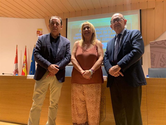 De izda a dcha, Benito Serrano, Yolanda de Gregorio y José Manuel Jiménez presentan el proyecto de hidrógeno verde de Garray (Soria).