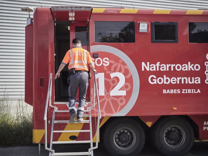 Una persona sube al camión de Coordinación en Puesto de Mando Avanzado (PMA) desde donde se coordina el dispositivo en la lucha contra el fuego, en Puente La Reina, a 21 de junio de 2022, en Puente la Reina, Navarra (España).