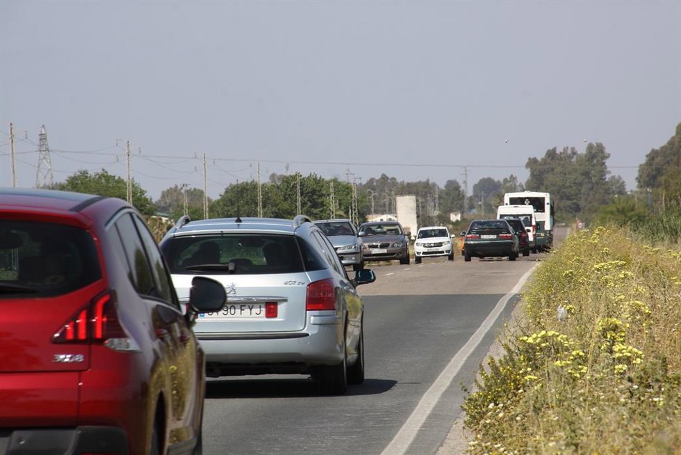 Vehículos transitan por la A-362 que une Los Palacios y Villafranca con Utrera.