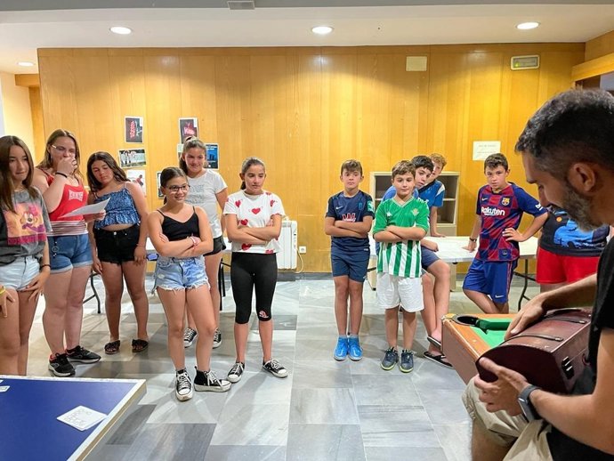 Jóvenes participantes de una de las actividades de 'Ciencia al Fresquito'