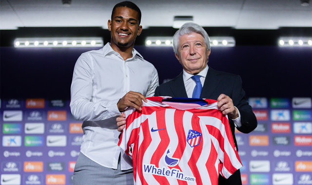 El jugador del Atlético de Madrid Samuel Lino en su presentación, junto al presidente rojiblanco, Enrique Cerezo