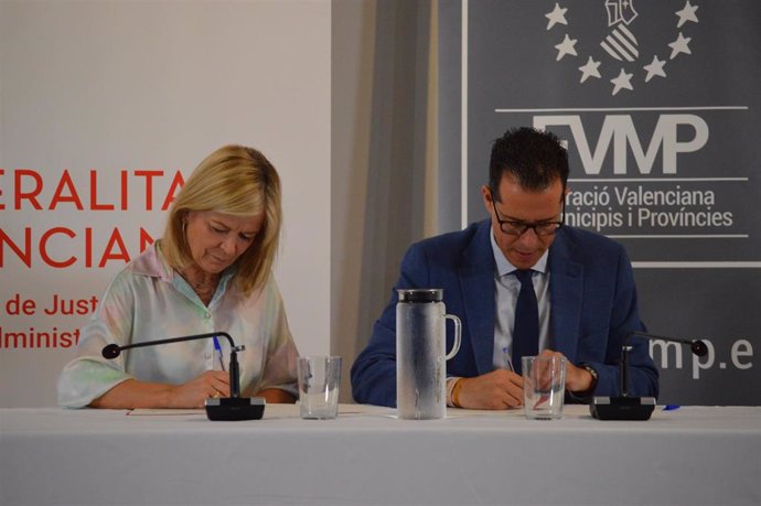 Firma del convenio por parte de la consellera de Justicia, Interior y Administración Pública, Gabriela Bravo, y el presidente de la Federación Valenciana de Municipios y Provincias, Rubén Alfaro.