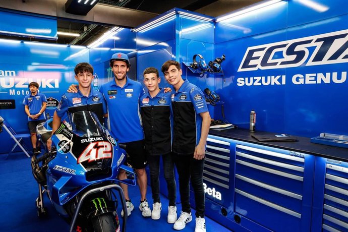Jóvenes pilotos del equipo Estrella Galicia 0,0 en el JuniorGP junto al piloto de MotoGP lex Rins