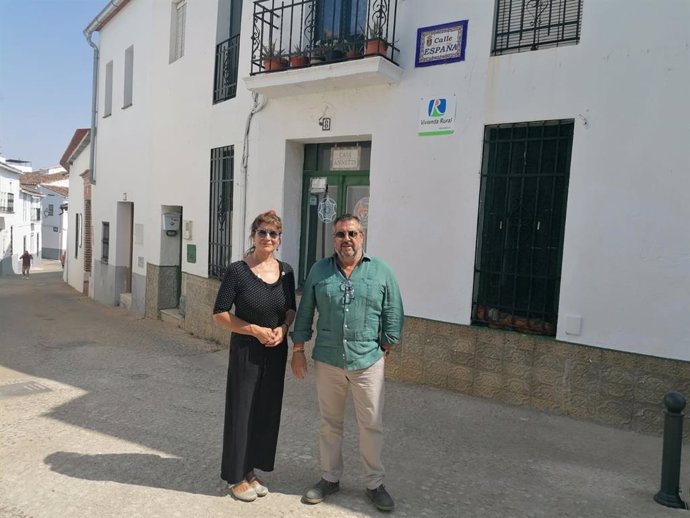 El delegado de Administración Local de la Junta en Huelva, Alfredo Martín, junto a  la teniente de alcalde del Ayuntamiento de Cortelazor, Paloma Samper.