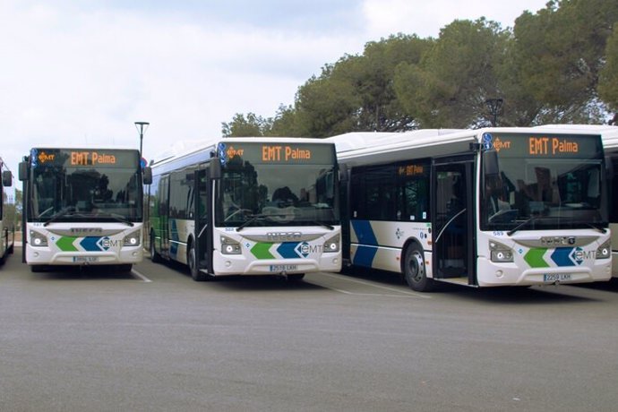 Archivo - Autobuses de la EMT