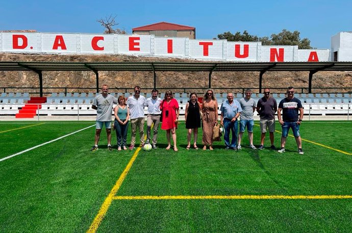 Autoridades visitan el nuevo campo de fútbol de la localidad cacereña de Aceituna