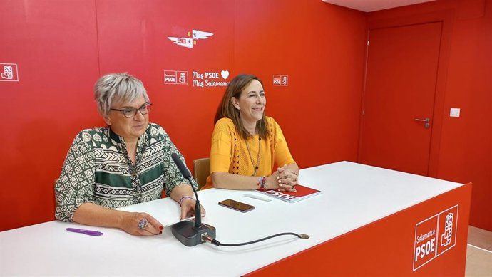 Elena Diego (I) y Rosa Rubio (D) durante la rueda de prensa.