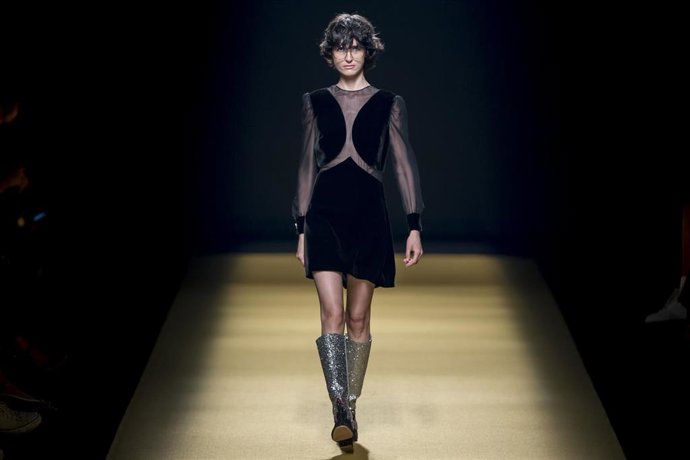 Archivo - Una modelo en el desfile de la colección Primavera/Verano 2022 de Teresa Helbig.