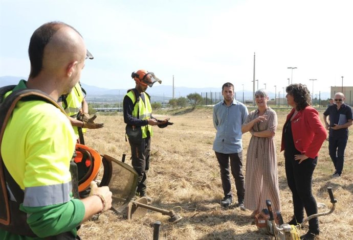 Las conselleras Lourdes Ciuró y Teresa Jord en la zona donde se construirá el centro de producción de biomasa de Puig de les Basses (Girona), el 15 de julio de 2022.