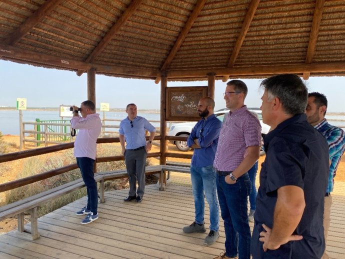 El delegado territorial de Desarrollo Sostenible, junto al director conservador del Paraje Marismas del Odiel y responsables de e-distribución han visitado la zona.
