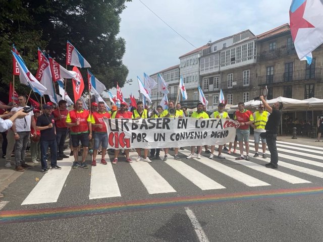 Trabajadores de Urbaser Santiago se manifiestan por "un convenio digno".