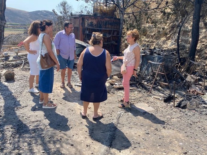 Carmen Collado, vicepresidenta tercera de la Diputación de Cádiz, en una de las zonas afectadas por el incendio de Jerez