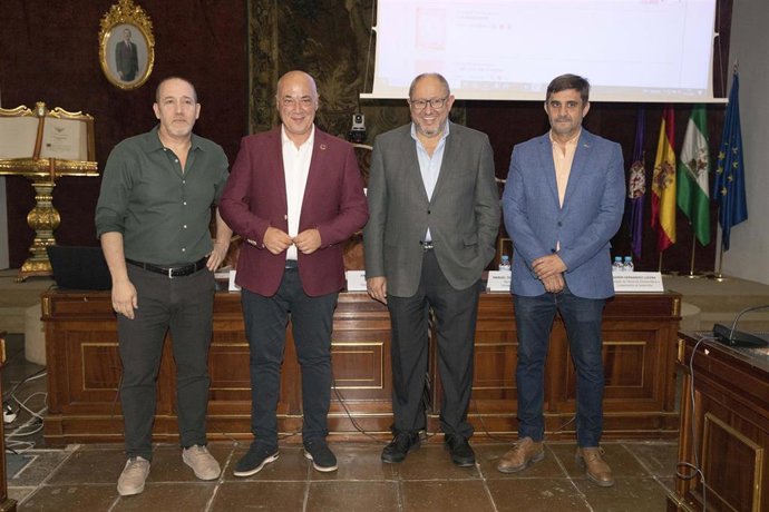 El presidente de la Diputación de Córdoba, Antonio Ruiz (segundo por la izda.), y el rector de la UCO, Manuel Torralbo (tercero), en la presentación del balance del primer año de la Cátedra de Memoria Democrática.