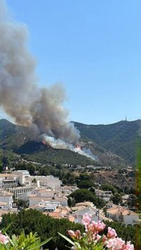 Bendodo confirma desalojos y la movilización de todos los recursos posibles por el incendio en Mijas (Málaga)