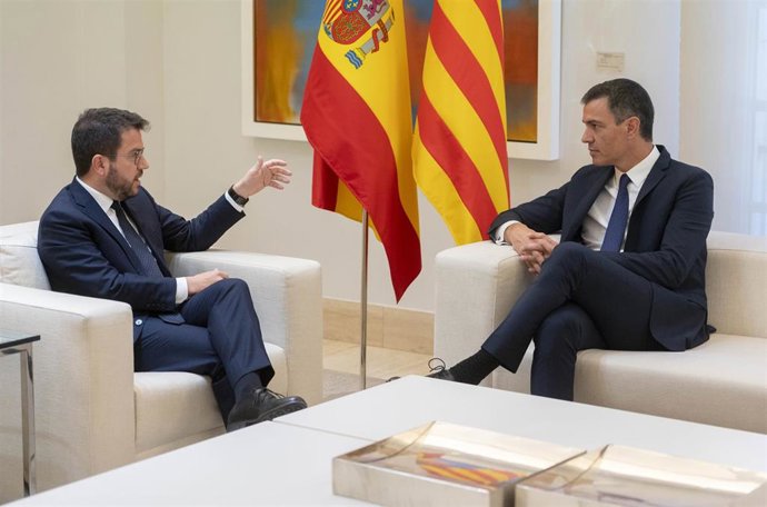 El presidente del Gobierno, Pedro Sánchez (d), y el de la Generalitat, Pere Aragonés, durante una reunión, en La Moncloa, a 15 de julio de 2022, en Madrid (España). Es la primera vez que se reúnen después del choque entre la Generalitat y el Gobierno el